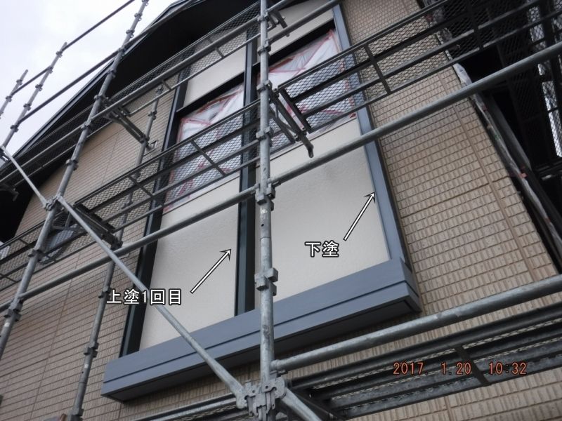 外壁飾り枠の上塗り1回目と下塗り面