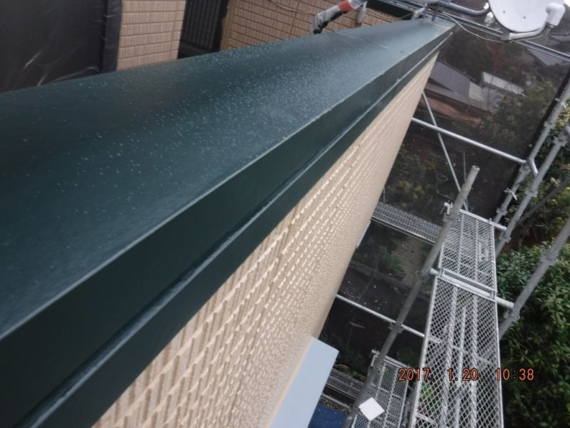 小雨で水滴が付いたベランダ笠木