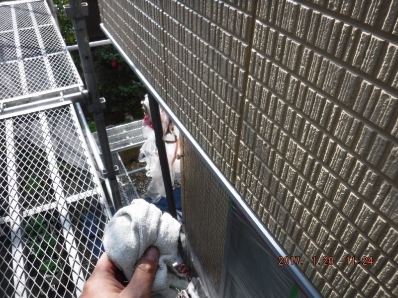上塗り再開前に付帯部の水滴を拭き取る作業