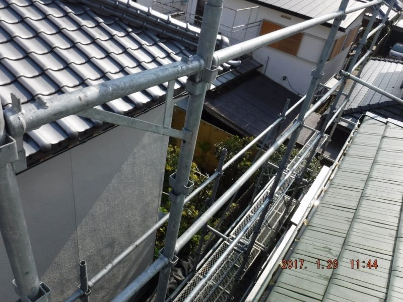 飛散防止シートを取り外した足場