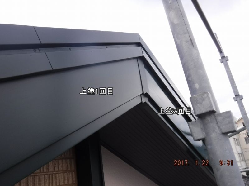破風板の上塗り1回目と2回目の比較