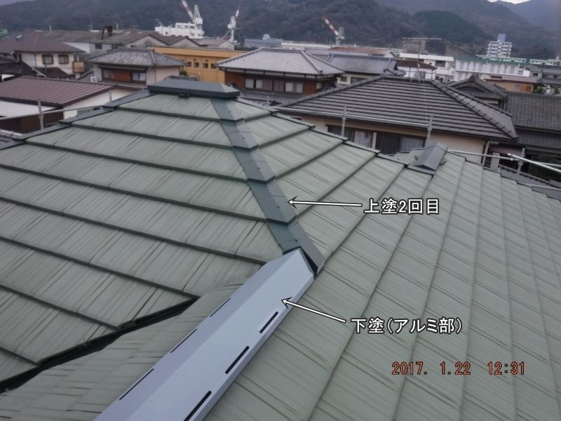 屋根トタン部の上塗り2回目とアルミ部の下塗り面