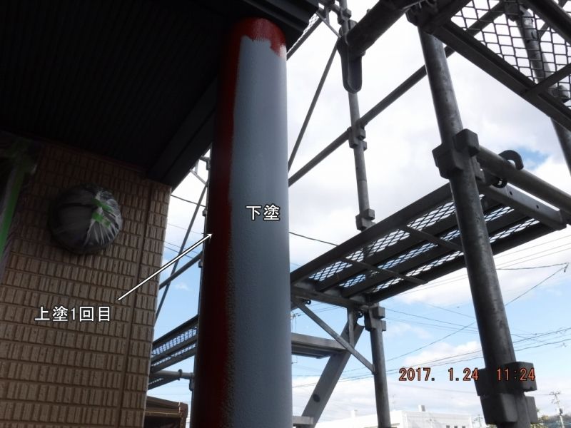 玄関柱の下塗り面と赤色の上塗り1回目