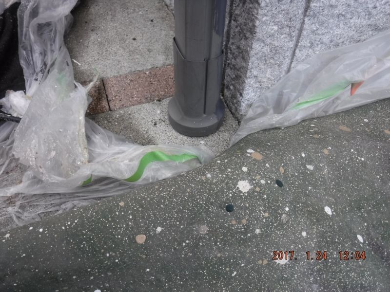 試水後に確認した縦樋下端の接続部