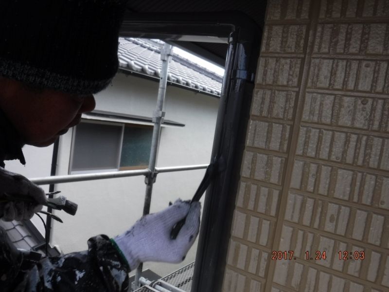復旧した縦樋の残りの面を刷毛で塗装