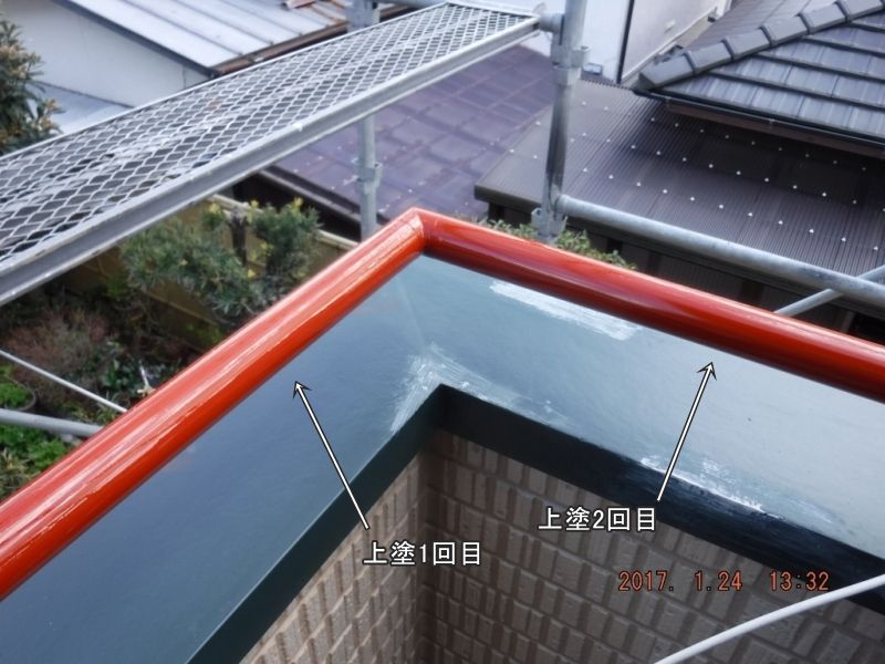 赤い手摺りの上塗り1回目と2回目