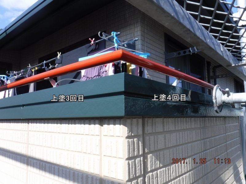 ベランダ笠木の上塗り3回目と4回目の比較