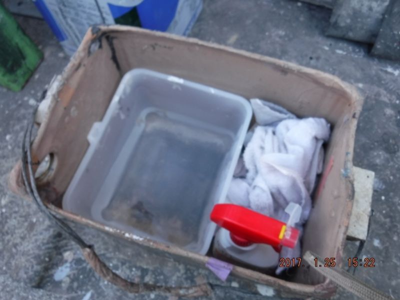 2階の窓清掃に用意した洗剤と雑巾