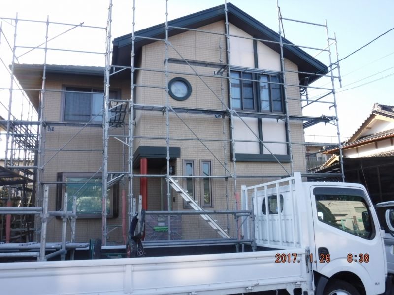 足場解体日の建物と資材運搬用トラック