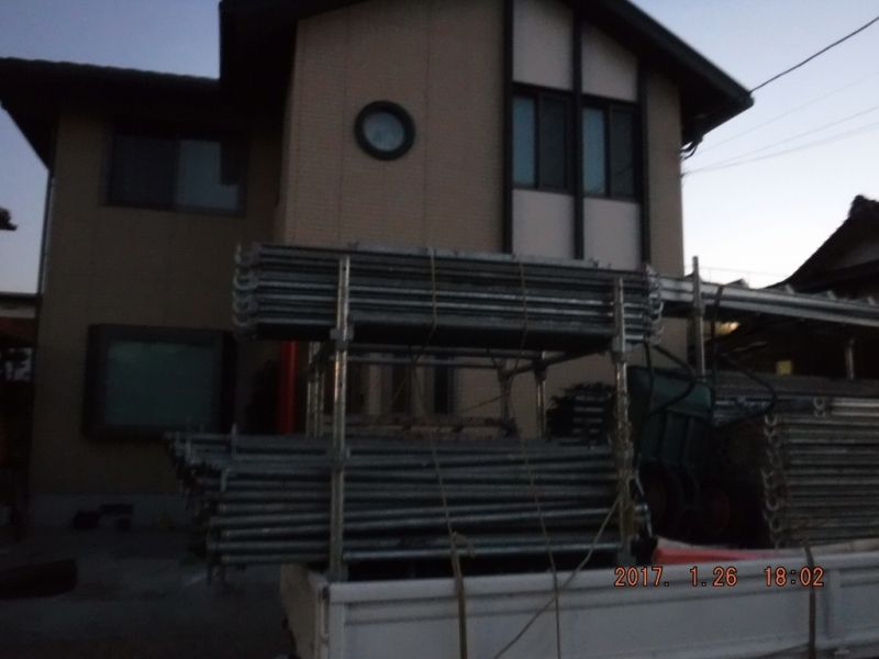 解体した足場材をトラックに積み込んだ状態