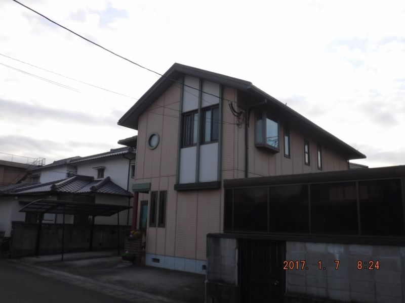 塗装前の正面と側面を斜めから見た洲崎KA様邸の外観