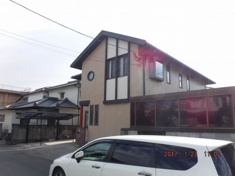 塗装完了・足場解体後の正面と側面を斜めから見た洲崎KA様邸の外観
