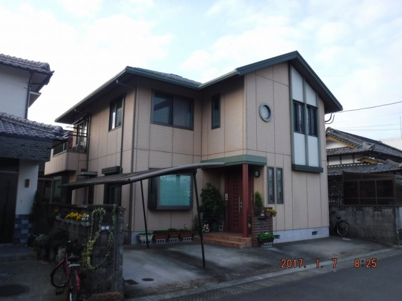 塗装前の玄関とテラス側から見た洲崎KA様邸の外観