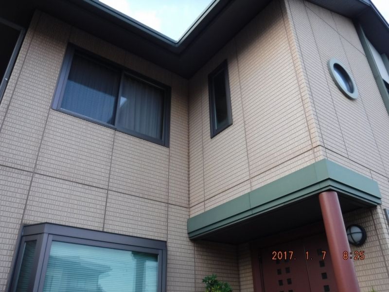 塗装前の玄関庇と入隅側外壁