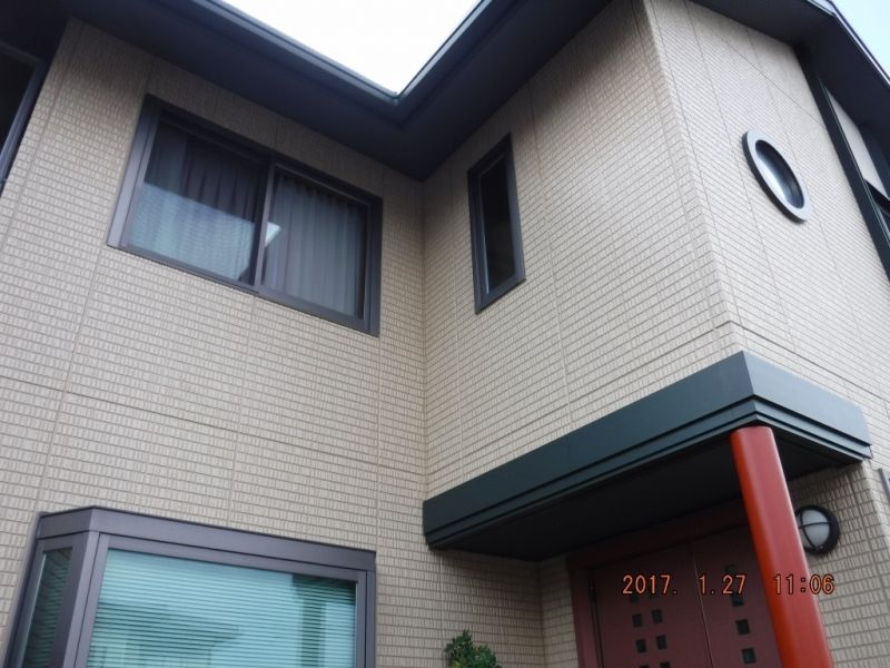 塗装完了・足場解体後の玄関庇と入隅側外壁