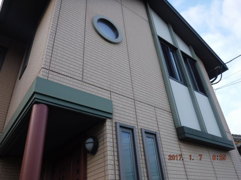 塗装前の丸窓と縦長窓まわりの正面外壁