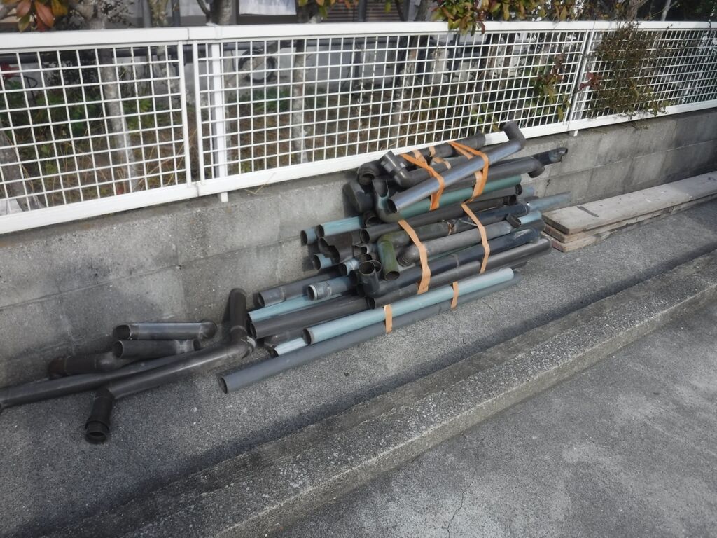 撤去した竪樋を切断して束ねた状態