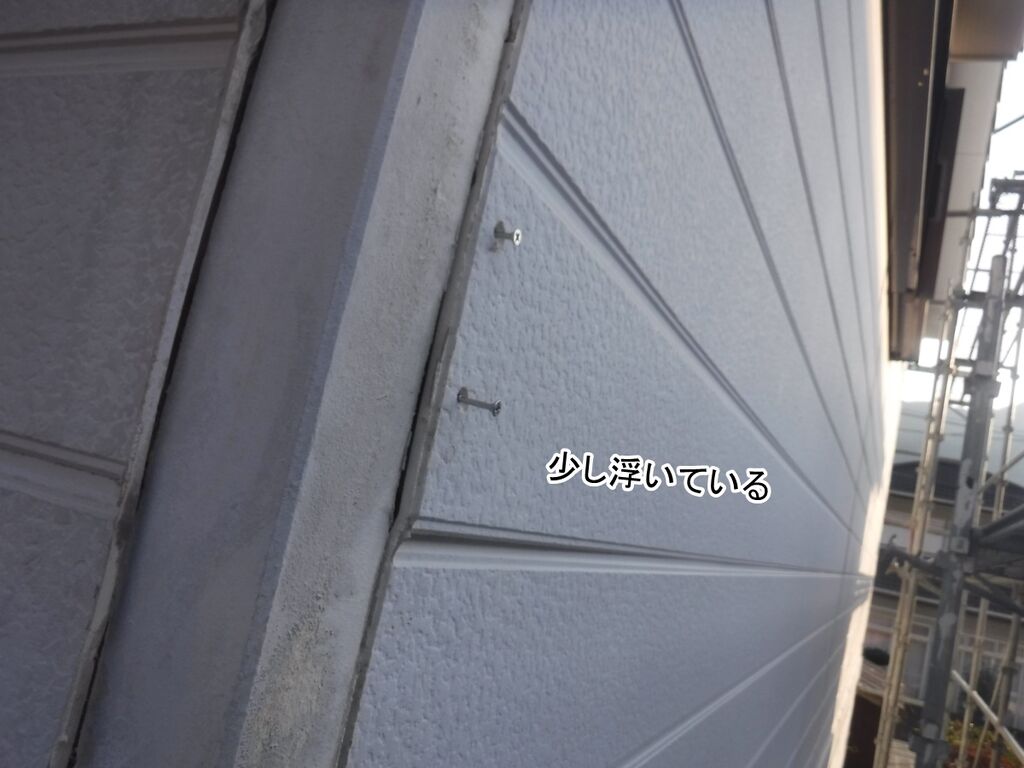 浮きのあるサイディングに差した固定用ビス