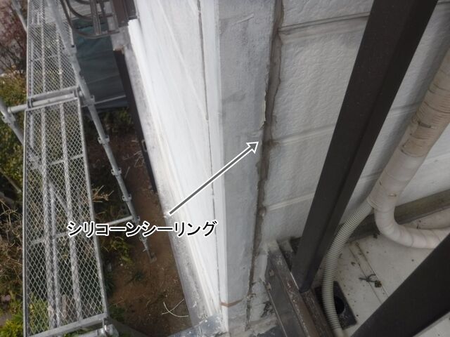 外壁角部に付着した補修用シリコーンシーリング