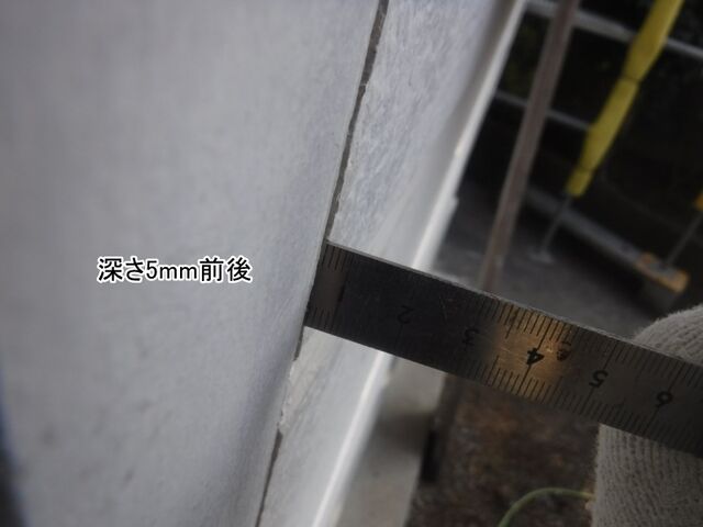 処理前の目地深さ約5mmを定規で確認
