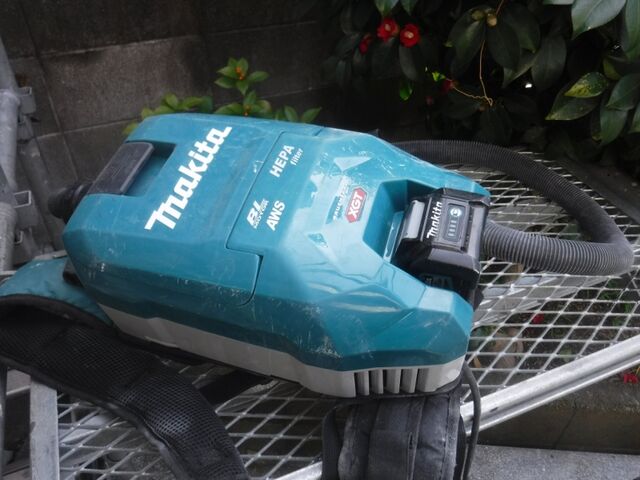 目地切削時の粉じんを吸う背負い式集じん機