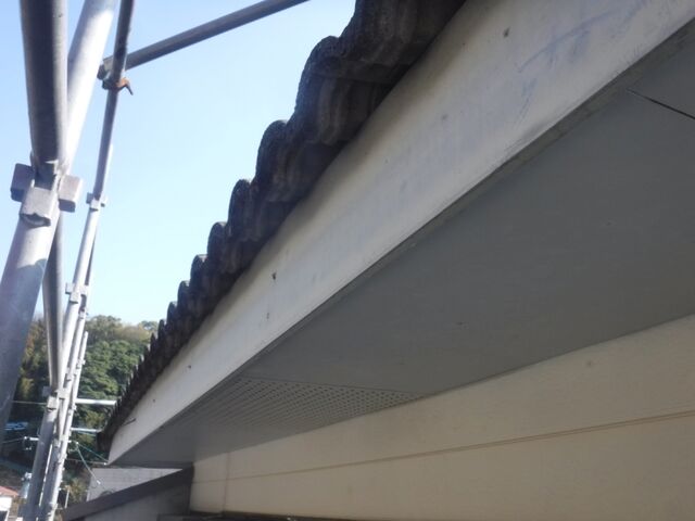 軒樋を撤去して露出した鼻隠し板