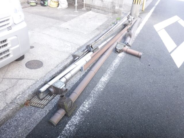 取り外して地面に並べた長い雨樋