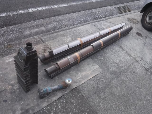 運搬用に切断して束ねた雨樋と集水器
