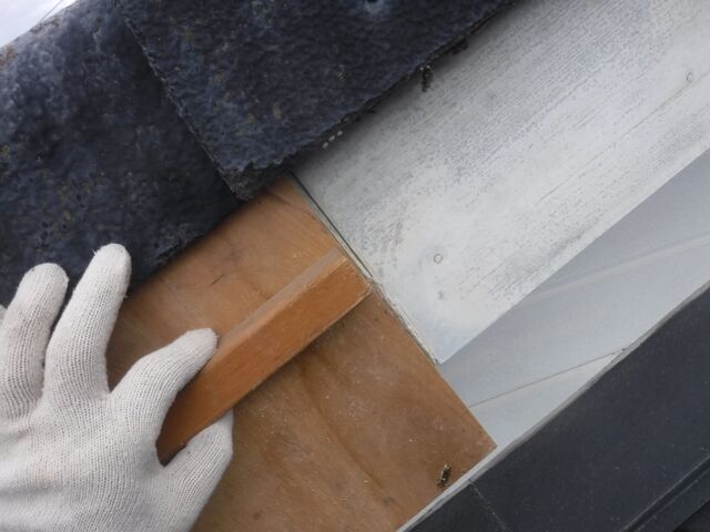 破風板の継ぎ目に定規を当てて幅を広げる準備