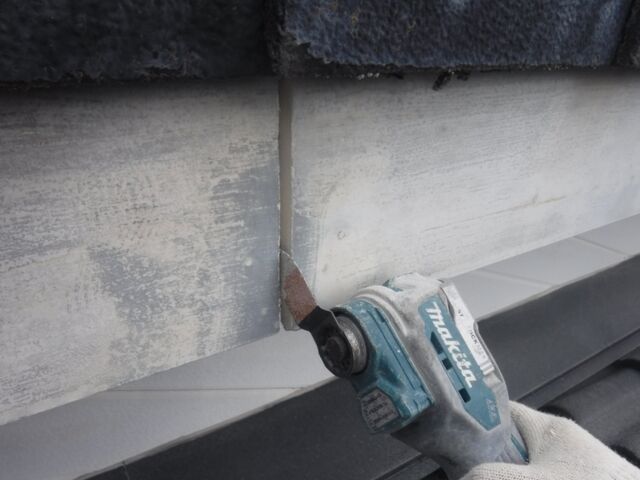 電動工具で破風板の継ぎ目を研磨