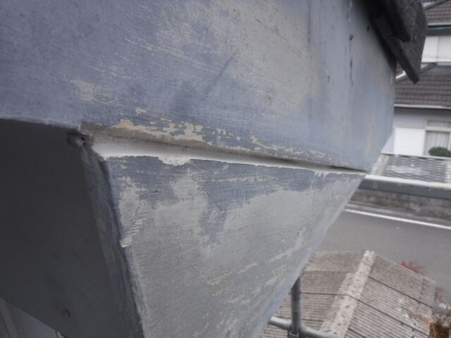 研磨して幅を広げた西側破風板の継ぎ目