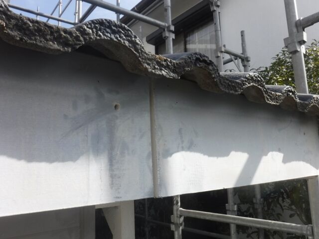 シーリング打ち替えに向けて処理した鼻隠し板の継ぎ目