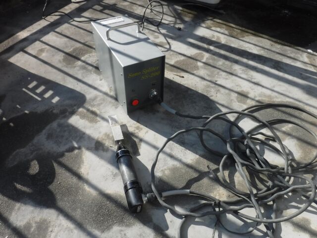 ベランダの既存防水層を剥がす超音波剥離機