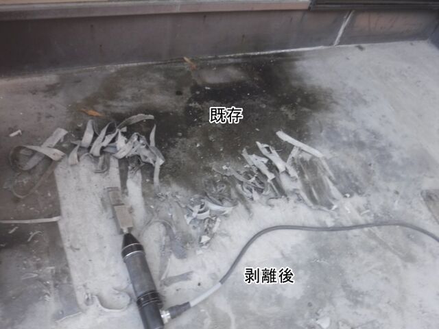 窓際のベランダ床に残る防水層と剥離した部分