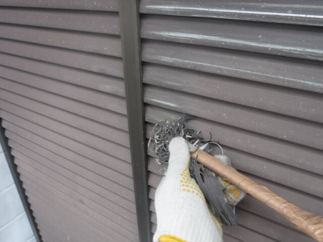 雨戸の中央の押さえ棒脇を目荒らしする作業