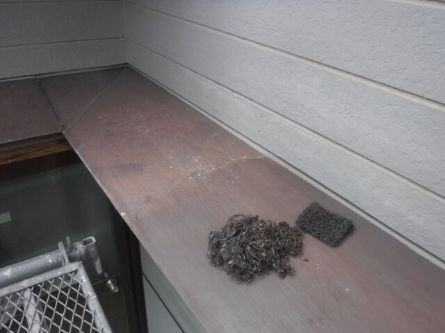 目荒らしした庇の板金と研磨材