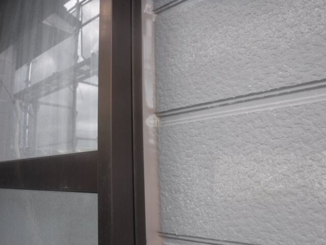 ヘラでならしテープを剥がしたサッシ脇のシーリング