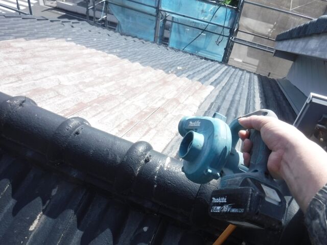 下塗り前の屋根をブロアーで清掃