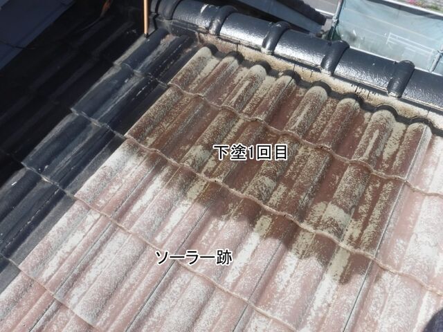 ソーラー設置跡の屋根に下塗り1回目を塗布