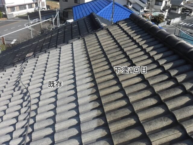 増築部の大屋根に下塗り1回目を塗布した範囲