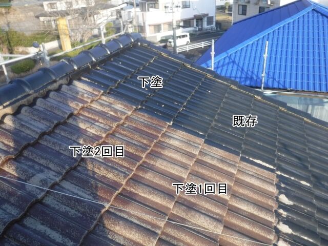 母屋の屋根の既存塗膜部分とソーラー跡の下塗り1回目・2回目