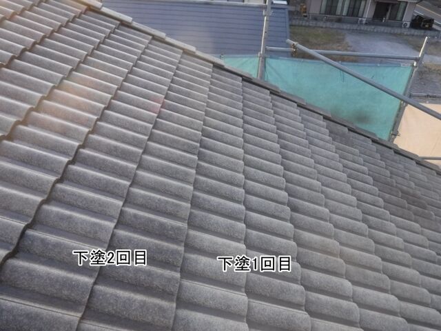 増築部の大屋根の下塗り1回目と2回目の違い