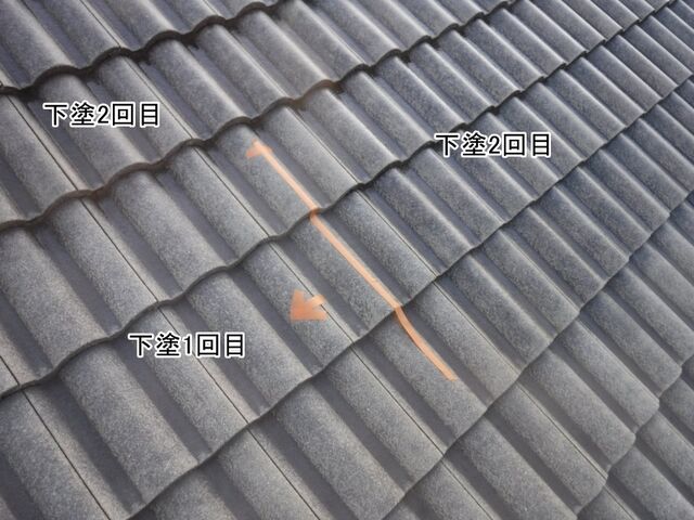 下塗り2回目を終えた範囲を示す屋根のテープ目印