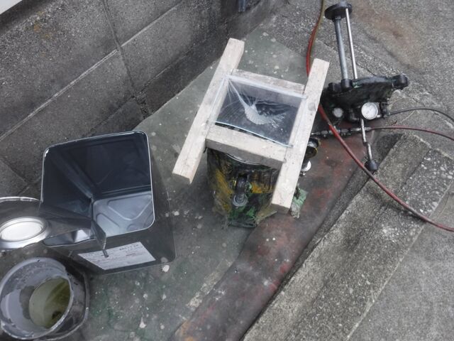 下塗り塗料を濾すため加圧タンクに設置した濾し網