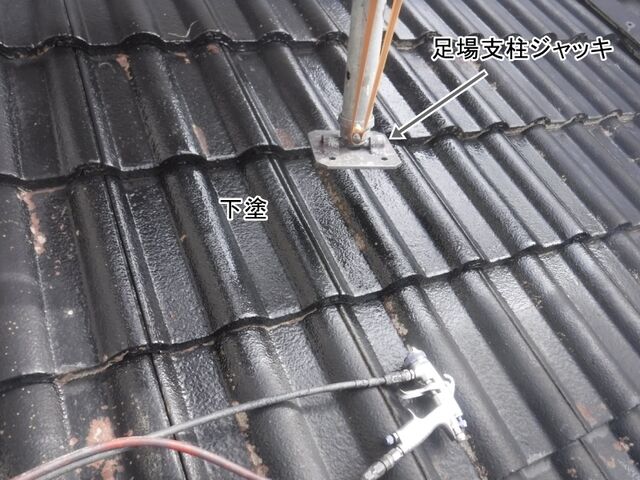 足場の支柱ジャッキを浮かせて先に下塗りした屋根