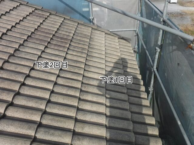 屋根の下塗り2回目を進めた範囲と1回目の部分