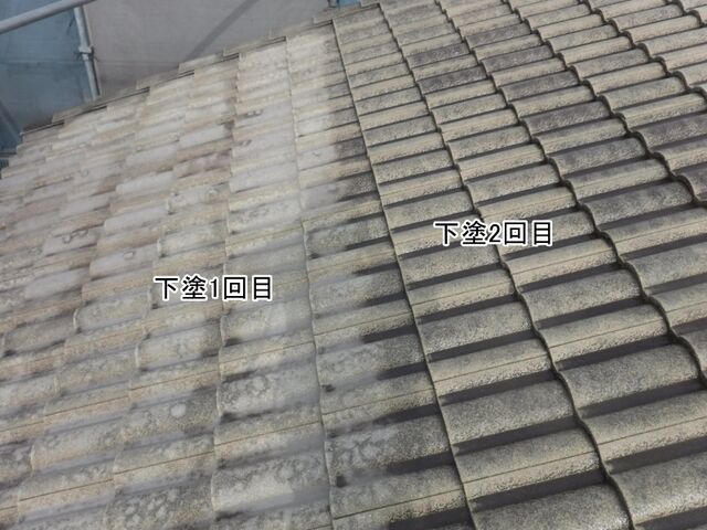 下塗り1回目と2回目で色が異なる屋根面