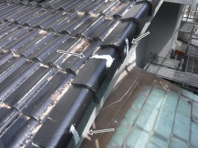 袖瓦の複数のひび割れ補修箇所