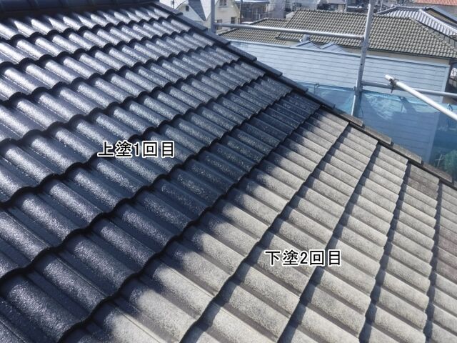 屋根の上塗り1回目と下塗り2回目の部分