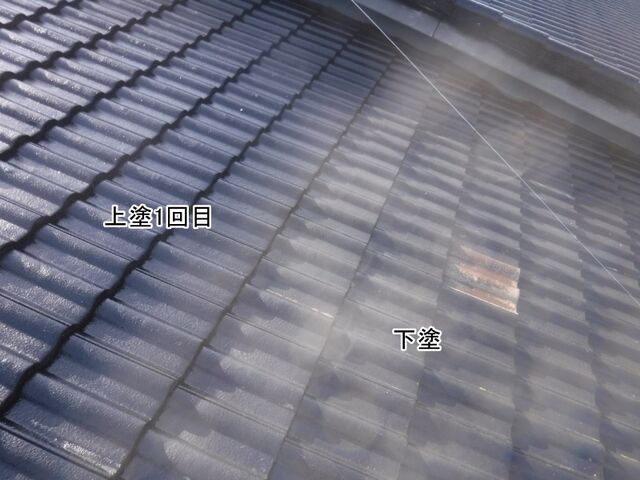 屋根の上塗り1回目を塗布した範囲と下塗りの部分